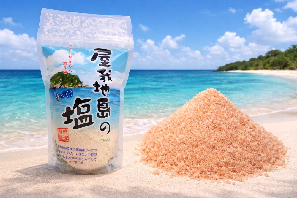 　　　　　　　 海の恵み！ミネラル豊富！屋我地島の塩 よみがえる伝統製法！屋我地島の塩 沖縄県名護市北部・やんばるに位置する屋我地島は、羽地内海と東シナ海を望む珊瑚礁の島で沖縄県製塩業発祥の地と言われており、製塩に関して約400年の歴史を有しています。 屋我地島の塩は、屋我地島近海の珊瑚礁リーフの新鮮な海水を汲み上げ、天日の力で時間をかけてとれたかん水を鉄釜で丹念に炊き上げた天然の塩です。 400年前の製法をそのままに、独自の製法を取り入れながら一切機械を使わず、全て手作業と自然の力で幻の塩をよみがえらせようと試行錯誤のすえに出来上がりました。 屋我地島の塩は、普通の塩と比べミネラル成分を豊富に含み、辛味だけでなく甘味や旨味があるのも特徴です。また、料理などにご利用いただくことで、素材本来の味を引き立ててくれます。 海水には 60種以上のミネラルを含むと言われております。そのミネラルを豊富に含んだ「屋我地島の塩」をぜひご賞味ください。 屋我地島の塩の使用例 やんばる牛のたたき ご家庭では市販の牛のたたきに、お使いいただいても美味しいですよ。 島豆腐 島豆腐とはにがりの代わりに海水を使った木綿豆腐の事。 いつも購入されているお豆腐に。 バーベキューにもかかせません 焼き鳥もタレとは一味違ったあっさり感。 野菜不足解消にも炭焼きにつけ塩！ たまりません♪ ●品名：屋我地島の塩 ●原材料：海水 ●内容量：250g ●試験依頼先：財団法人　沖縄環境科学センター ●屋我地島の塩／100g中 　　炭水化物：7.8g 　　灰分：80.6g 　　ナトリウム：28000mg 　　カリウム：1000mg 　　カルシウム：760mg 　　エネルギー：31kcal 　　水分：11.6g 　　たんぱく質：0.1g 　　脂質：0.1g 　　マグネシウム：2300mg 　　亜鉛：0.1mg ＞塩について　