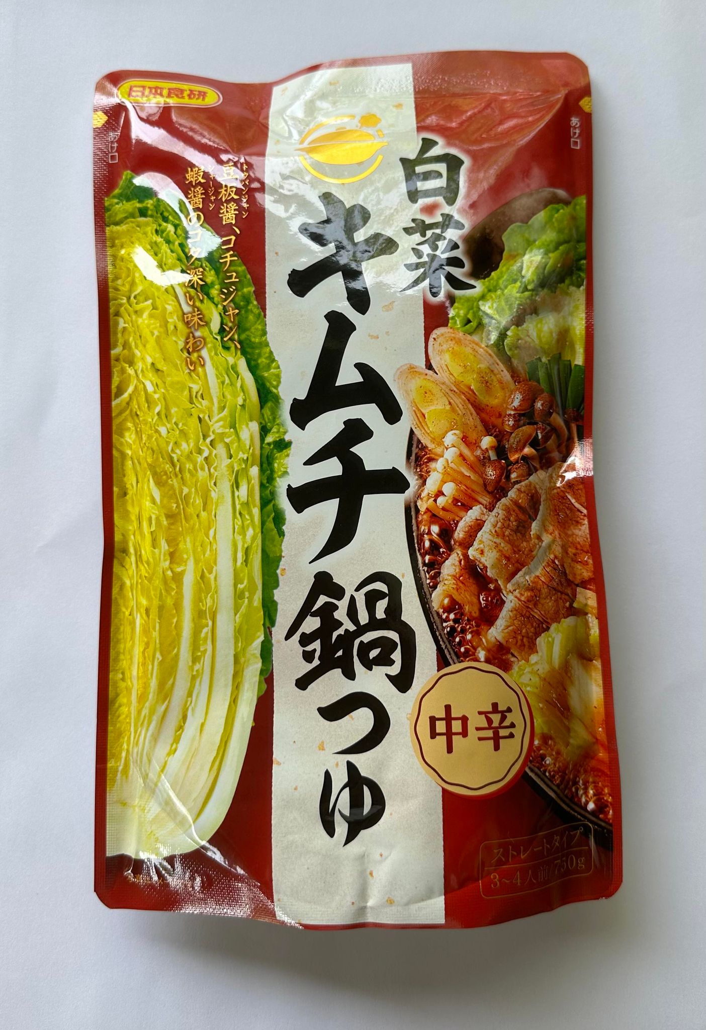 白菜　キムチ鍋つゆ　ストレートタイプ 豆板醤、コチュジャン、蝦醤の旨みでコク深く濃厚な味わい マイルドな辛さで食べやすい 【原材料】 白菜　キムチ鍋つゆ　750g 蛋白加水分解物（国内製造）、砂糖、おろしにんにく、食塩、醤油、醸造酢、豆板醤、蝦醤、粉末魚醤、パプリカ、オキアミエキス、濃縮りんご果汁、コチュジャン、唐辛子／調味料（アミノ酸等）、パプリカ色素、増粘剤（キサンタン）、ベニコウジ色素、カラメル色素、甘味料（ステビア）（一部にえび・小麦・大豆・りんごを含む） 　　 【栄養成分表示】 白菜　キムチ鍋つゆ　1袋750g当たり エネルギー151Kcal、たんぱく質11.3g、脂質0.8g 炭水化物24.8g、食塩相当量21.7g 【賞味期限】　枠外下部に記載 【保存方法】　直射日光を避け、常温で保存してください。 【製造元】　日本食研株式会社　愛媛県今治市クリエイティブヒルズ2番地1 開封後は一度で使いきってください。 　　　　 材料　3〜4人前 豚薄切り肉300g、白菜1/2個、長ネギ1本、きのこ1パック、にら1束、本品1袋、 作り方 本品1袋を鍋に入れてよく混ぜ、軽く煮立たせます。 中火にし、豚薄切り肉を入れて煮込みます。肉に火が通ったら、にら以外の具材を入れてさらに煮込みます。 具材に火が通ったら最後ににらを入れ、軽く煮込んでお召し上がりください。 鍋の〆 残ったスープを軽く煮立たせます。 ごはんを適量加えて焦がさないよう汁気がなくなるまで煮込みます。 お好みでチーズを加えてください。　