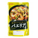 日本食研 パエリアの素　2袋組　630円　はこちら 日本食研 パエリアの素　1袋組　440円　はこちら パエリアの素 パエリアが家庭で作れます！ パーティーに華やかなパエリア 濃厚なエビの旨み フライパンで30分！ 簡単調理 お米2合分　3〜4人前 豪華な見栄えのメニューが出来上がります。 【原材料】 　　パエリアの素　120g 　　原材料:植物油（国内製造）、還元水飴、ソテーオニオン、にんにく、醸造酢、砂糖、蝦醤、食塩、ワイン、たまねぎエキス、パプリカ、あさりエキス、コショウ末、ウコン末、ローレル、セロリパウダー、サフラン／アナトー色素、紅花色素、増粘剤（キサンタン）、（一部にえびを含む） 　　 【栄養成分表示】 　　パエリアの素　1袋120g当たり 　　エネルギー335Kcal、たんぱく質2.3g、脂質25.4g 　　炭水化物24.2g、食塩相当量7.2g 【賞味期限】　枠外下部に記載 【保存方法】　直射日光を避け、常温で保存してください。 【製造元】　日本食研株式会社　愛媛県今治市クリエイティブヒルズ2番地1 開封後は一度で使いきってください。 　　　　 ポイント 米は洗わずに使用することで、味がしっかりしみ込み、美味しく出来上がります。 材料 えび（殻付きの有頭がおすすめ）4尾（約200g）殻付きあさり（砂出しをしておく）約100g パプリカ（1cm幅の細切り）米（洗わず）2合（約300g）水400ml　本品1袋 作り方 フライパンに油大さじ1を熱し、弱火でさっと米を炒め、油を全体になじませます。 本品をよく振ってから水400mlを加えてよく混ぜ、煮立たせます。 煮立ったら具材を並べてフタをします。約20分煮込み、表面にたまった水分がなくなったら火を消します。フタをしたまま10分間蒸らしたら出来上がりです。　