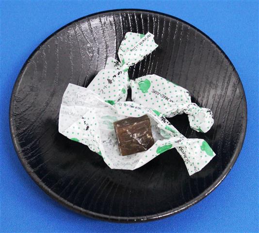 お届け内容　　　　　　　　　 ソフトわかめ飴 400g 手軽にわかめを摂取できます！ 昆布とは違う、弾力のある”つるん”とした食感がお楽しみ頂けます。 合成着色料 や防腐剤は使用していないのでお年寄りやお子様にも安心してご賞味いただけます。...