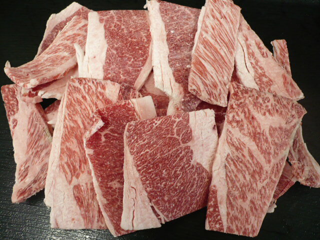 山梨県産甲州ワインビーフ　カルビ　200g 商品詳細 地元山梨県の当店より甲州ワインビーフ　カルビを格安にて皆様にお届けいたします。 甲州ワインビーフは、 ワインの生成時に発生する葡萄の搾り粕を飼料の一部として与えて肥育され、 とても柔らかく、お肉自体に甘味がありとても美味しいです!! 甲州ワインビーフ　のカルビ!! バーベキューやお家で焼肉!! たまには少し贅沢なワインビーフなんていかがでしょう？ とっても柔らか、ジューシーなカルビ!! 使い勝手の良いバラバラ凍結になっております。 こちらの商品は『冷凍商品』となります。 山梨県産 内容量 　200g　　 発送方法地元山梨県の当店より甲州ワインビーフ　カルビを格安にて皆様にお届けいたします。 甲州ワインビーフは、 ワインの生成時に発生する葡萄の搾り粕を飼料の一部として与えて肥育され、 とても柔らかく、お肉自体に甘味がありとても美味しいです!! バーベキューやお家で焼肉!! たまには少し贅沢なワインビーフなんていかがでしょう？ とっても柔らか、ジューシーなカルビ!! 使い勝手の良いバラバラ凍結になっております。