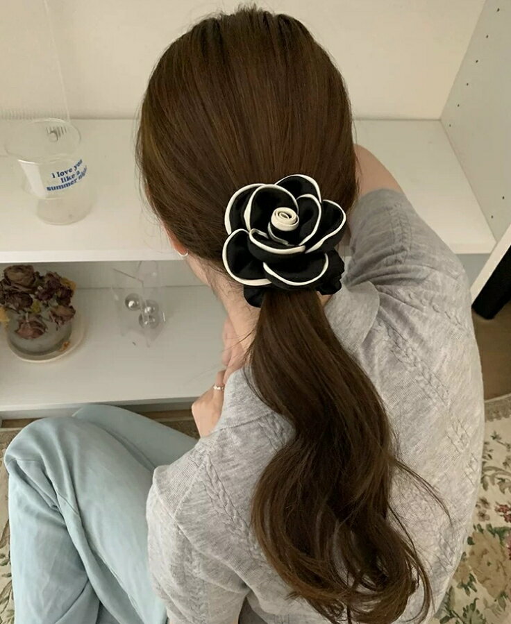 樂天商城 - フラワーシュシュ カメリア サテンシュシュ ヘアゴム バイカラー ブラック ホワイト 大人可愛い レディースヘアアクセサリー 上品 おしゃれ