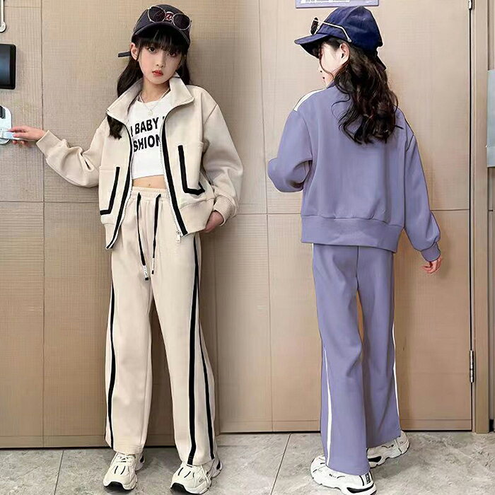【商品紹介】商品名:キッズ スポーツウェア ジャージ 上下 2点セット 子供服 女の子 セットアップ 子ども スーツ ジャージ キッズ ロングパンツ がルーズ 学生服 小学生 中学生 ルームウェア 通学 子供服運動着 春秋 部屋着 ゆったり カジュアル スーツ HIPHO パンツスーツ 120 130 140 150 160 170【スペック】セット内容:アウター &ロングパンツ素材:ポリエステル、綿※詳細サイズは画像をご参照ください。※サイズに±2cm程の誤差がある場合がございますので、予めご了承ください。【Color】写真通り【注意事項】◆生産ロット、入荷時期により柄や色の濃い薄い等、異なる場合が御座います。カラーにより同じサイズでも2〜3cm誤差が生じる場合がございます。◆海外製品のため縫製品質が日本とは異なり、縫製が雑、糸の始末ができていない場合もございますので予め御了承ください。◆使用時の破損や事故等につきましては責任を負いかねます。◆輸入品の為、輸送の際に生じるキズ・汚れ・箱潰れがある場合がございますが新品です。◆あくまで画像はイメージですので、商品改良の為パッケージや一部仕様が少し変更になる場合もございます。◆会社概要・お買い物ガイドに他にも詳しく記載しておりますので事前に確認していただくことをお勧めいたします。◆商品画像はライトの下で撮影しており、ご覧いただくモニター等の違いで画像と実商品の色合いが若干異なる場合がございますので、予めご了承下さい。◆測定したサイズは素人採寸のため、1〜3cm程度の誤差が生じる場合があります。◆ご使用のパソコン環境により、商品画像と実際の商品の色味とが多少異なって見える場合がございます。◆販売価格を抑えるため弊社では簡易包装での発送となります。あらかじめご了承ください。【原産国】中国(日本の企画により厳格に生産されています。)【商品安心保証】初期不良の場合は返品・返金・交換対応させていただきます。商品到着より7日以内に、弊社までご連絡いただきますようお願いいたします。お使用方法がわからない等、何かお困りの問題、ご不明な点がありましたら解決策をご案内します。お気軽にメ一ルでご連絡くださいませ。◆以上の内容を十分にご理解いただきました上でご注文をお願いいたします◆検索関連キーワード(商品の説明ではありません):キッズ スポーツウェア ジャージ 上下 2点セット 子供服 女の子 セットアップ 子ども スーツ ジャージ キッズ ロングパンツ がルーズ 学生服 小学生 子供服 ジャージ セットアップ 女の子 キッズ 2点セット おしゃれ かわいい カジュアル 美脚 細身 スポーツ 運動 長袖 部屋着 ルームウェア 子ども ジュニアメーカー希望小売価格はメーカーカタログに基づいて掲載しています検索関連キーワード(商品の説明ではありません):キッズ スポーツウェア ジャージ 上下 2点セット 子供服 女の子 セットアップ 子ども スーツ ジャージ キッズ ロングパンツ がルーズ 学生服 小学生 子供服 ジャージ セットアップ 女の子 キッズ 2点セット おしゃれ かわいい カジュアル 美脚 細身 スポーツ 運動 長袖 部屋着 ルームウェア 子ども ジュニアキッズ スポーツウェア ジャージ 上下 キッズ スーツ カジュアルセットアップ カジュアルパンツセット 新登場! パープル ベージュ 120cm 130cm 140cm 150cm 160cm 170cm