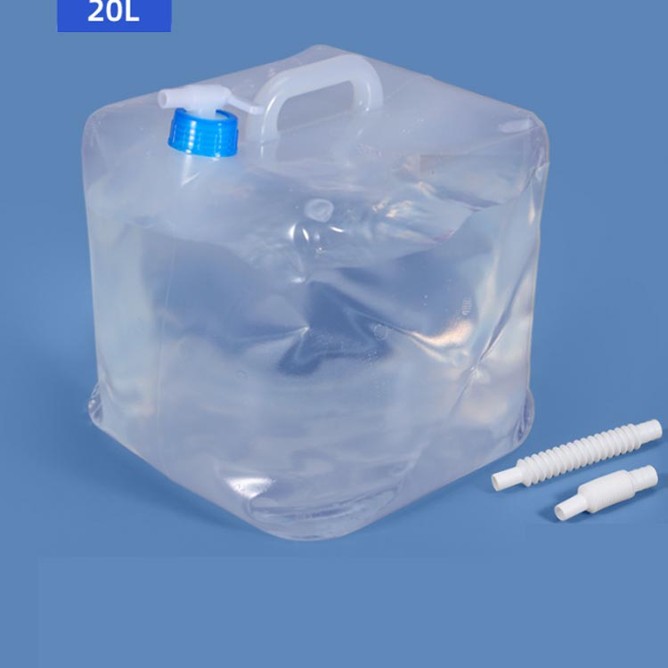 丈夫な素材で壊れない! コック付きで注ぐときも便利! 折りたたみ式ウォータータンク 10L/5L【携帯用・たためる防災タンク】使わない場合は折りたたんで収納できるので持ち運びもスムーズに行えます。持ち手が付いているので移動もしやすいです。【厚くて丈夫】この製品はLDPE高強度プラスチック素材で作られており、耐摩耗性が高く、丈夫で壊れにくく、アウトドアでの持ち運びも安全です。【軽量で大容量】軽量でたたむとコンパクトなのに大容量の10L/5L。ご家庭の防災セットに一つ常備しておくといざという時に安心です。【使いやすい広ロタイプ】水を貯めるのにも、注ぐ時にも便利なの広い注ぎロタイプ。ストレスを感じることなく使用できます。【便利なコック付き】水を注ぐのに便利なレバー式コックをひねると水を出すことができます。【密閉蓋+伸縮式延長チューブ付き】密閉蓋が付いているので、使用しない時も水漏れの心配がありません。また、蛇口用の専用伸縮延長ホースも付属しており、水を集める際にもとても便利です!【タープやテントの重りにも】ペグが打てない場所でもウォータータンクでテントを固定できます。ペグの代わりにウォータータンクを使用することで、どんな場所でもテントを設置できるようになります。【様々なレジャー用にも】災害時用の備えとしてだけではなく、アウトドア、バーベキュー BBQ、海水浴などキャンプ用品にもお使いいただけます。また、タープやテントの重りにも使えます。 サイズ5L 10Lサイズについての説明容量5L サイズ:18cmx18cmx18cm 上部水出口の直径約3cm 耐温範囲880℃/-20℃ 重量86±5g容量10L サイズ:22cmx22cmx22cm 上部水出口の直径約3cm 耐温範囲880℃/-20℃ 重量141±5g※商品のサイズは手作業で測定させて頂いておりますので、若干の誤差があります。特記事項:※ウォータータンクは飲料水専用となります。ガソリン・石油・アルコール等は入れないでください。素材LDPE(プラスチック)色蓋+伸縮式延長チューブ付き備考サイズ詳細等の測り方はスタッフ間で統一、徹底はしておりますが、実寸は商品によって若干の誤差(1cm〜3cm )がある場合がございますので、予めご了承ください。製造ロットにより、細部形状の違いや、同色でも色味に多少の誤差が生じます。パッケージは改良のため予告なく仕様を変更する場合があります。▼商品の色は、撮影時の光や、お客様のモニターの色具合などにより、実際の商品と異なる場合がございます。あらかじめ、ご了承ください。▼生地の特性上、やや匂いが強く感じられるものもございます。数日のご使用や陰干しなどで気になる匂いはほとんど感じられなくなります。▼同じ商品でも生産時期により形やサイズ、カラーに多少の誤差が生じる場合もございます。▼他店舗でも在庫を共有して販売をしている為、受注後欠品となる場合もございます。予め、ご了承お願い申し上げます。▼出荷前に全て検品を行っておりますが、万が一商品に不具合があった場合は、お問い合わせフォームまたはメールよりご連絡頂けます様お願い申し上げます。速やかに対応致しますのでご安心ください。5L 水タンク ウォータータンク コッ 5L 10L