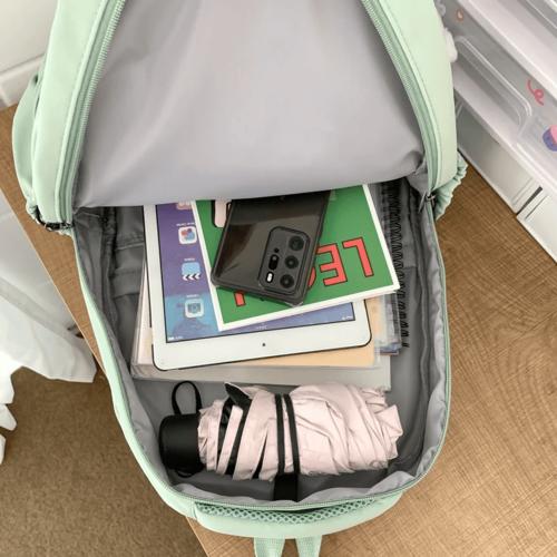くま キーホルダー付き 大容量 リュック バッグパック 女性用 女の子用 ファッショナブル 通学 学生 A4 PC 大学生 くすみカラー 韓国 トレンディ ラップトップ 大容量 防水 学校用 かわいい くまキーホルダー 6色展開 Y2K 旅行トレンディでファッショナブル!A4&PC収納可能な大容量リュック、6色展開【カラー】ホワイト、ブラック、ブルー、グリーン、ピンク【素材】ナイロン【サイズ】・32cm x 45cm x 20cm※サイズは1cm〜3cmほど誤差がある場合があります。【注意事項】・商品の細部仕様は予告なく変更になる場合がございます。・交換/返品対象外になります。・在庫がない場合、海外からのお取り寄せとなります。・検品のため一度開封してある場合がございます。・外箱や梱包材に輸送中の傷や凹み等ある場合がございます。2大学生 PC A4 学生 通学 ファッ バッグ 小物 ブランド雑貨 新登場! ホワイト ブラック ブルー グリーン ピンク