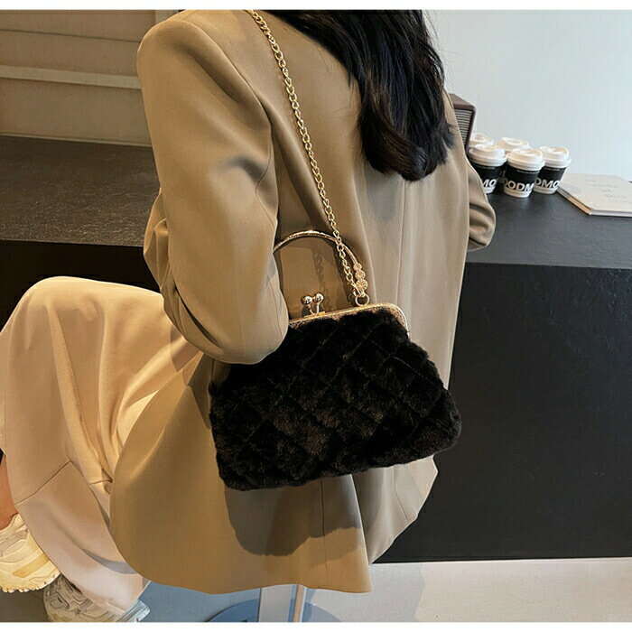 サマー楽天市場店のファーバッグ レディース 小さめ パーティーバッグ 結婚式 バッグ クラッチバッグ がま口 フォーマルバッグ 黒 オフホワイト フォーマル 母 ママ ショルダー もこもこ 手提げ 斜めがけ｜アングル3
