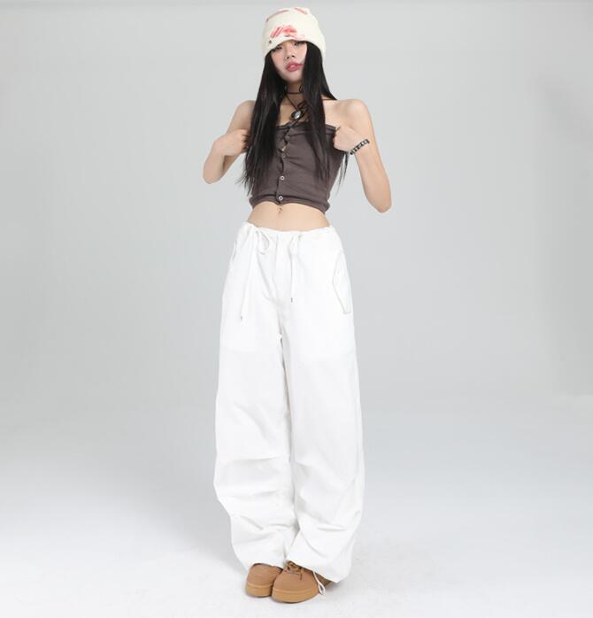 ITEM INFORMATION【商品詳細】商品内容:パンツ至急にご使用頂く場合、事前にメールにて納期をご確認くださいステージパーフォーマンス演出服 ダンス試合専門服 レッスンウェア 撮影衣装 多用途♪XS ズボン丈99 ウェスト74 ヒップ108S ズボン丈100 ウェスト78 ヒップ112M ズボン丈101 ウェスト82 ヒップ116L ズボン丈102 ウェスト86 ヒップ120写真色ポリエステル コットン※お取り扱い方法:冷水で手洗いおすすめ致します塩素系及び酸素系の漂白剤の使用禁止 日陰のつり干しが良いアイロン仕上げ禁止洗濯機可注意事項:※サイズは平置き手採寸サイズとなります。素人が図る為若干の誤差は御座いますが、ご理解の程宜しくお願い致します。 ※製造中により、商品において色や柄、縫製など多少のほつれ等が生じる場合がございます。神経質の方はご購入をお控え下さい※モデルに使用している小物、アクセサリ等は商品内容に含まれません。在庫管理や発送上の状況により商品がシワになる場合が御座いますので、予めご了承下さい。※商品の在庫状況は更新するように努力しておりますが、在庫切れの際はご理解をいただきますようお願いいたします。安心保障:不良品の場合、弊社負担で交換・返品対応いたします一週間以内サイズ・色交換可能(送料生じることがあります)お客様都合より返品受付できない場合がございます(ドレスや舞台衣装、原則として交換可能、返品不可)イメージ違いよりの返品は受付できない場合がございますレディース ダンスパンツ ジャズ ヒッ スポーツ アウトドア 豊富 普通 長め XS S M L