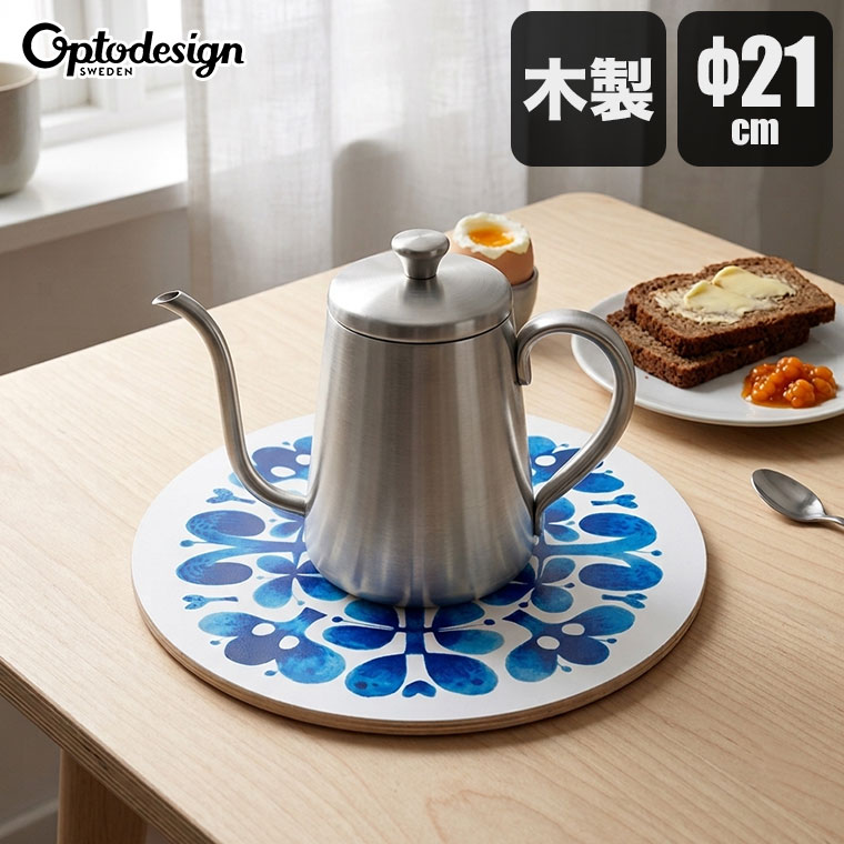 サイズ : 約Φ210mm 素材 : 白樺合板(メラミンコーティング) 原産国 : スウェーデン Stig Lindberg スティグ・リンドベリ ポットコースター Φ21cm BLUES OPD060119 Stig Lindberg（スティグ・リンドベリ）は北欧ミッドセンチュリーデザインの巨匠。 陶磁器デザインのみならず、プラスチック、テキスタイル、絵本など様々な分野で活躍。 日本での現在の北欧ブームはリンドベリのビンテージ陶磁器から始まったともいわれています。 こちらは、木製ポットコースターです。 BLUESのデザインが全面に描かれたシリーズ。 BLUESは、スティグ・リンドベリによって1967年にデザインされました。 白地に鮮やかな青いお花のデザインがぱっと目を引くデザイン。 一色の青色だけではなく色の濃淡によって立体感が生まれています。 ■サイズ：約Φ210mm ■素材：白樺合板(メラミンコーティング) ■原産国：スウェーデン 関連ワード：BLUES/北欧/スウェーデン/コースター