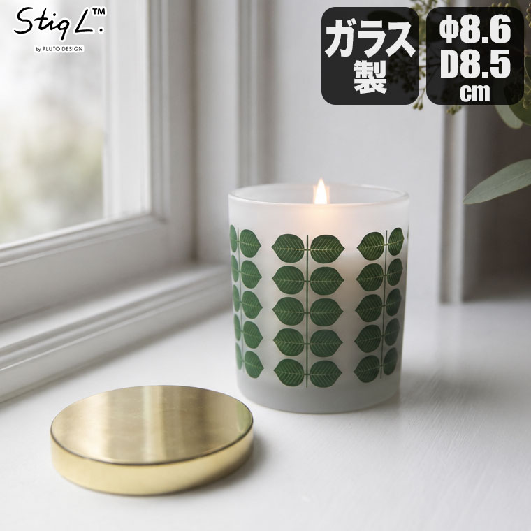 サイズ : 約Φ86×85mm 素材 : ガラス、ブリキ、シリコーン、ソイワックス、木 原産国 : 中国 Stig Lindberg スティグ・リンドベリ アロマキャンドル BERSA PLT040137 Stig Lindberg（スティグ・リンドベリ）は北欧ミッドセンチュリーデザインの巨匠。 陶磁器デザインのみならず、プラスチック、テキスタイル、絵本など様々な分野で活躍。 日本での現在の北欧ブームはリンドベリのビンテージ陶磁器から始まったともいわれています。 クリスマスの夜を彩るスティグ・リンドベリのキャンドルアイテム 「ベルサ」のデザインがあしらわれた香り付きのキャンドル。 針葉樹の北欧の森を散歩しているかのようなユニークな香り。 お部屋をリラックスした雰囲気にしてくれます。 大切な方への贈り物としてもおすすめです。 ■サイズ：約Φ86×85mm ■素材：ガラス、ブリキ、シリコーン、ソイワックス、木 ■原産国：中国 関連ワード：北欧/スウェーデン/おしゃれ/ギフト/プレゼント