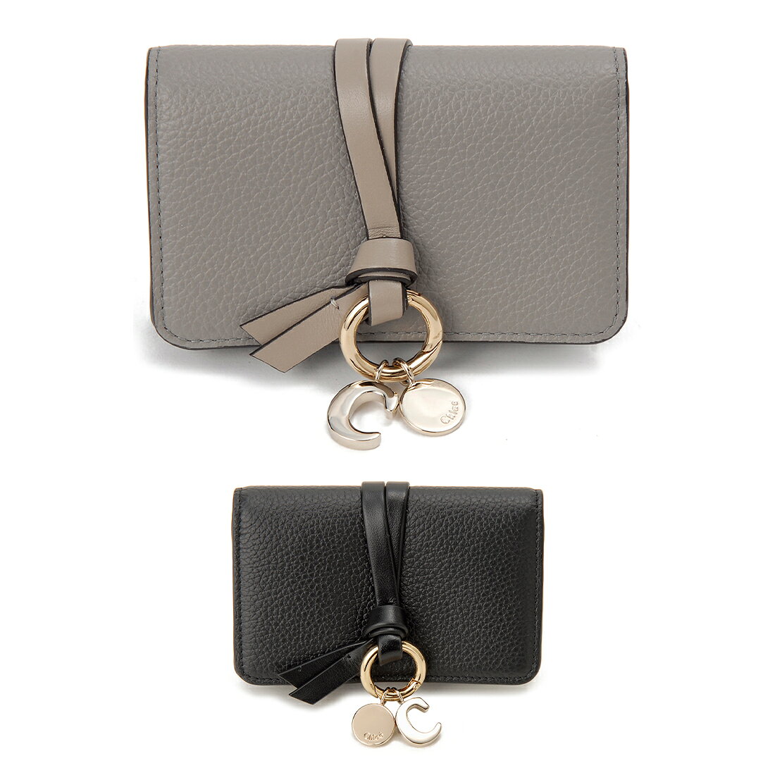 ■商品コード：CHL21WP015-F57 ブランド名：Chloe(クロエ) カテゴリ名：カードケース シリーズ名：ALPHABET CARD HOLDER (アルファベットカードホルダー) メーカー型番：CHC21WP015F57 ■概要:クロエを代表する「Alphabet」ラインのカードケース。柔らかな質感のカーフレザーを使用し、フロントにあしらわれたレザーノットとゴールドのブランドチャームが手元に華やかなアクセントを添えます。メインのフラップを開くとマチ付きの収納ポケットが現れ、名刺やカードをスムーズに出し入れできる機能美も魅力です。 ■特徴 デザイン：カジュアル、シック、フェミニン、スマート、キャッチー 素材：カーフレザー サイズ：横 11cm×縦 7cm×マチ 2cm 開閉方法：スナップボタン 付属品：保護袋、箱 ※入荷時期によって外箱の仕様が異なる場合がございます。箱の種類はお選びいただけませんので、あらかじめご了承ください。 ■カラー 001 BLACK(ブラック) 053 CASHMERE GREY(カシミヤ グレー) ■収納 内側：メインポケット×1、オープンポケット×3 ■用途：ビジネスシーンでの名刺交換をはじめ、キャッシュレス派のミニ財布やクレジットカードケースとして日常使いにも大活躍。上品なデザインと手に馴染むレザーの質感は、働く女性の毎日にさりげないステータスとときめきを与えてくれます。実用性と特別感を兼ね備えたアイテムは、自分へのご褒美はもちろん、就職祝いや大切な方へのギフトにもぴったり。 ■当店は輸入品市場より偽造品の排除を目指す日本流通自主管理協会(AACD)の会員(卸売企業)です。取扱商品は全て新品、真正品です。 ■海外製品のため検品は海外基準になります。縫製の粗さ、小さな汚れ、キズ・シワが見受けられる場合がございますが、商品の状態によっては返品をお断りさせていただきます。