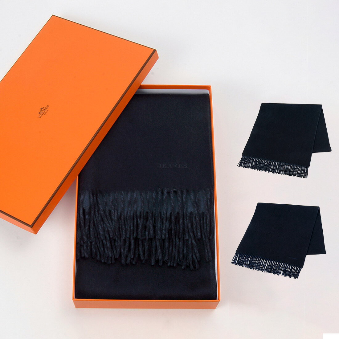 商品コード：HE393850T ブランド名：HERMES (エルメス) カテゴリ名：マフラー、メンズ シリーズ名：RECTO-VERSO SCARF (レクトヴェルソ) メーカー型番：H393850T 概要:肌触りが良く高品質なカシミヤ100%で作られたアイテム。メンズ・レディース問わずユニセックスで使いやすい定番のサイズ感です。 特徴 デザイン：高級感、エレガント、スタイリッシュ カラー 01 MARINE/OCEA (マリン) 17 BLEU MARINE/BLEU ARDOISE (ブルーマリン) 素材：カシミヤ 100% サイズ：横 170cm×縦40cm 付属品：箱 用途：日常使い、ビジネス、ギフト、プレゼント ■当店は輸入品市場より偽造品の排除を目指す日本流通自主管理協会(AACD)の会員(卸売企業)です。取扱商品は全て新品、真正品です。 ■海外製品のため検品は海外基準になります。縫製の粗さ、小さな汚れ、キズ・シワが見受けられる場合がございますが、商品の状態によっては返品をお断りさせていただきます。