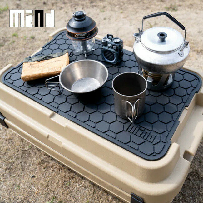 トランクカーゴ50（浅型、深型）に乗せて活用することで天板が滑りにくく机として活用しやすくなります。 PVC素材なので、滑りにくく防水性に優れています。 滑りやすいキャンプギアも扱いやすくなります。 トランクカーゴ以外でも、机の上で使用することで効果を発揮します。 平置きのままでトランクカーゴに敷くだけで場所をとりません。 丸めてBOXへ収納することも可能です。 主張しないシンプルな柄を採用しているので、どんなスタイルにも活用することができます。 【 SPEC ／製品仕様 】■ブランド名：mind ■商品名：ラバーマット(TC用) ■商品型番：— ■カラー：ー ■サイズ：488×293×5mm ■素材：PVC ■重量：ー ■耐熱性：-20℃&sim;60℃ ■生産国：ー■広告文責：株式会社カンパネラ※PCモニター環境により画像の色合いが若干異なる場合がございます。ご了承ください。※当店では、正規のルートから仕入れをおこなった商品を取り扱っております。