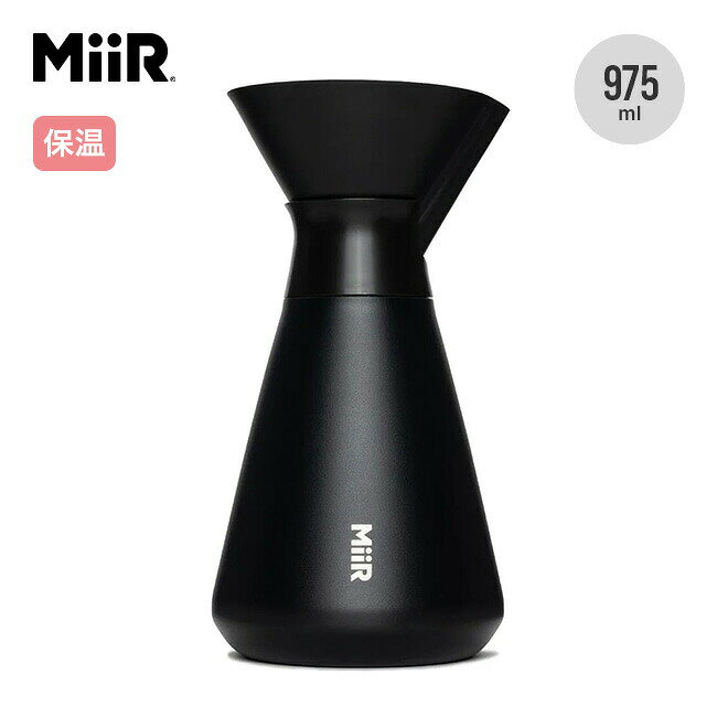 コーヒーをもっと自由に楽しむためのカラフェ 耐久性に優れたステンレス製ボディを採用し、従来のガラス製カラフェに代わる新しいスタンダード。 アウトドアやオフィス、自宅など、場所を選ばず活躍します。 Thermo 3D&reg;二重真空断熱構造により、淹れたてのコーヒーを長時間しっかり保温。 熱を逃がしにくく、最後の一杯までおいしさをキープします。 付属のプレスフィットリッドに加え、リークプルーフ360リッドにも対応。 シーンに応じて使い分けができ、持ち運びやすさと機能性を両立しています。 「割れない・冷めにくい・どこでも使える」日常からアウトドアまで、コーヒーライフを快適にする一台です。 【 SPEC ／製品仕様 】■ブランド名：MiiR ■商品名：ニュースタンダードカラフェ ■商品型番：A10022 ■カラー：ブラック【A10022-9000】 ■サイズ：— ■素材：ステンレススチール（本体）、プラスチック（フタ） ■重量：約816g ■最大容量：約33oz ／ 約975ml ■生産国：—■広告文責：株式会社カンパネラ※PCモニター環境により画像の色合いが若干異なる場合がございます。ご了承ください。※当店では、正規のルートから仕入れをおこなった商品を取り扱っております。