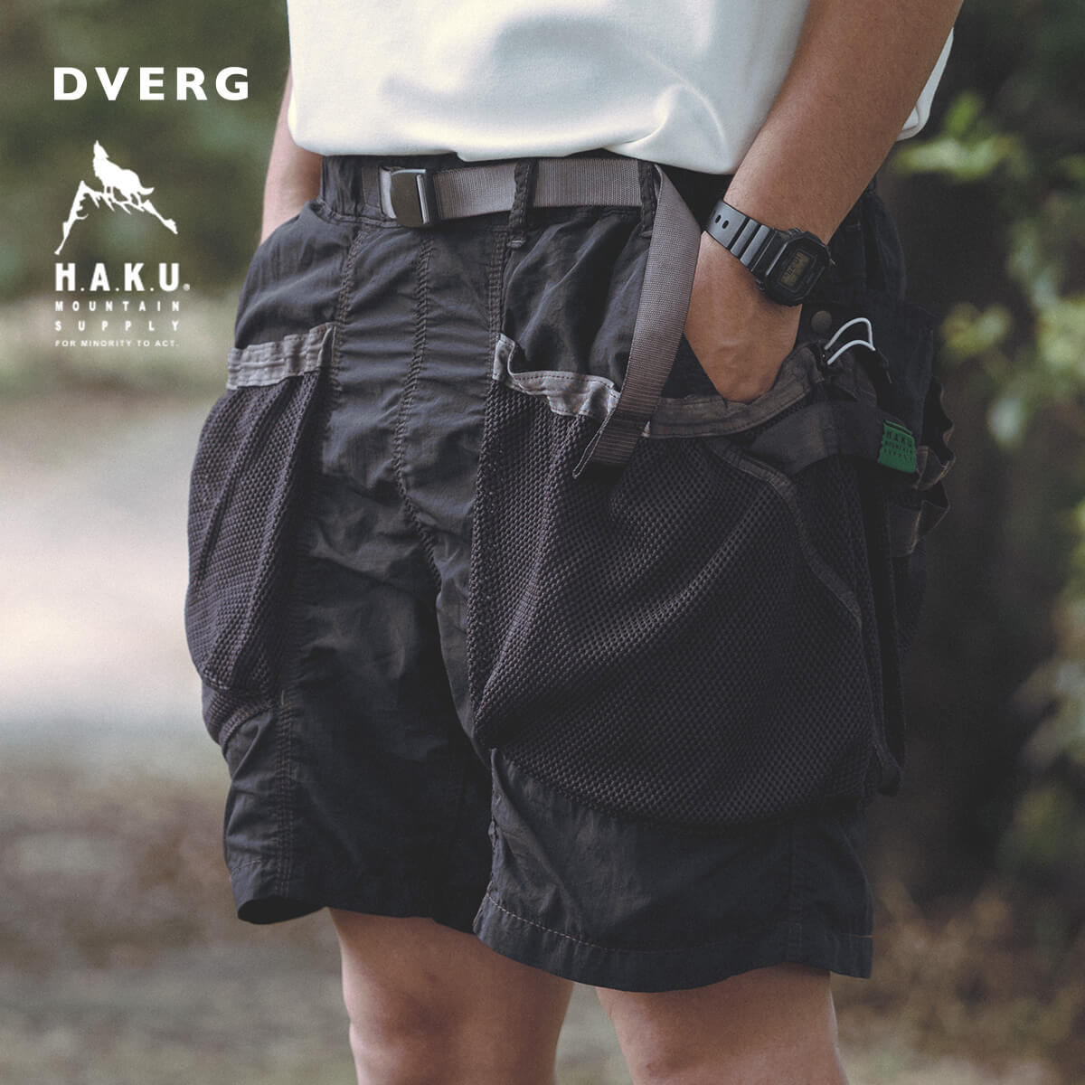H.A.K.U × DVERG 別注 BIKU SHORTS ナイロン製品染め特有の深みのある表情と、天然繊維のようなこなれ感を纏った「BIKU SHORTS」にDVERG限定カラーが登場。 最大の特徴は、優れた速乾性と水抜けを誇るメッシュポケット。 水辺のアクティビティを快適にサポートしつつ、手ぶら派に嬉しい収納力を実現しました。 さらにカラビナループやデイジーチェーンを完備し、キャンプギアの携帯性も抜群。 軽量・コンパクトに折り畳めるパッカブル仕様で、夏のフィールドから日常まで、場所を選ばず活躍する一着です。 【 SPEC ／製品仕様 】■ブランド名：DVERG×H.A.K.U MOUNTAIN SUPPLY ■商品名：ビクショーツ ■商品型番：— ■カラー：ー ■サイズ：S,M,L,XL ■素材：ナイロン100％ ■重量：ー ■生産国：中国 ■備考：家庭洗濯〇■広告文責：株式会社カンパネラ※PCモニター環境により画像の色合いが若干異なる場合がございます。ご了承ください。※当店では、正規のルートから仕入れをおこなった商品を取り扱っております。
