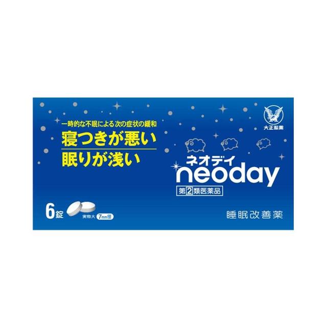 【注意！】こちらの商品は医薬品です。以下の文章を良く読み、設問に必ずお答え下さい。※医薬品は使用上の注意をよく読み用法・用量を守って正しくお使い下さい。■商品説明（製品の特徴） 一時的な不眠による次の症状の緩和：寝つきが悪い、眠りが浅い●多忙な毎日を送る現代人の中には、ストレスなどによって眠れない日々に悩んでいる方は少なくありません。●ネオデイは、抗ヒスタミン剤：ジフェンヒドラミン塩酸塩を配合した一般用医薬品の睡眠改善薬です。●寝つきが悪い、眠りが浅いといった一時的な不眠症状の緩和に効果をあらわします。●直径7mmの服用しやすい小型のフィルムコーティング錠です。■使用上の注意 ■してはいけないこと（守らないと現在の症状が悪化したり、副作用・事故が起こりやすくなる）1．次の人は服用しないでください（1）妊婦又は妊娠していると思われる人。（2）15才未満の小児（3）日常的に不眠の人（4）不眠症の診断を受けた人2．本剤を服用している間は、次のいずれの医薬品も使用しないでください。　他の催眠鎮静薬、かぜ薬、解熱鎮痛薬、鎮咳去痰薬、抗ヒスタミン剤を含有する内服薬等（鼻炎用内服薬、乗物酔い薬、アレルギー用薬等）3．服用後、乗物又は機械類の運転操作をしないこと（眠気等があらわれることがある。）（眠気をもよおして事故を起こすことがあります。また、本剤の服用により、翌日まで眠気が続いたり、だるさを感じる場合は、これらの症状が消えるまで、乗物又は機械類の運転操作をしないでください。）4．授乳中の人は本剤を服用しないか、本剤を服用する場合は授乳を避けること5．服用前後は飲酒しないでください6．寝つきが悪い時や眠りが浅い時のみの服用にとどめ、連用しないでください■相談すること1．次の人は服用前に医師、薬剤師又は登録販売者に相談すること（1）医師の治療を受けている人。（2）高齢者。（3）薬などによりアレルギー症状を起こしたことがある人。（4）次の症状のある人。　排尿困難（5）次の診断を受けた人。　緑内障、前立腺肥大2．服用後、次の症状があらわれた場合は副作用の可能性があるので、直ちに服用を中止し、この説明書を持って医師、薬剤師又は登録販売者に相談してください　関係部位：症状　皮膚：発疹・発赤、かゆみ　消化器：胃痛、吐き気・嘔吐、食欲不振　精神神経系：めまい、頭痛、起床時の頭重感、昼間の眠気、気分不快、神経過敏、一時的な意識障害（注意力の低下、ねぼけ様症状、判断力の低下、言動の異常など）　その他：動悸、倦怠感、排尿困難3．服用後、次の症状があらわれることがあるので、このような症状の持続又は増強がみられた場合には、服用を中止し、この説明書を持って医師、薬剤師又は登録販売者に相談してください　口のかわき、下痢4．2〜3回服用しても症状がよくならない場合は服用を中止し、この説明書を持って医師、薬剤師又は登録販売者に相談してください■その他の注意翌日まで眠気が続いたり、だるさを感じることがあります。■効能・効果 一時的な不眠の次の症状の緩和：寝つきが悪い、眠りが浅い■用法・用量 寝つきが悪い時や眠りが浅い時、下記の1回の量を、1日1回就寝前に水又はぬるま湯で服用してください。■成分・分量 2錠中：ジフェンヒドラミン塩酸塩50mg■添加物 乳糖、ヒドロキシプロピルセルロース、無水ケイ酸、クロスカルメロースNa、ステアリン酸Mg、ヒプロメロース、白糖、酸化チタン、カルナウバロウ■保管及び取扱上の注意 ※こちらの商品は、使用期限が【12ヶ月】以上ある商品を販売させていただいております※直射日光の当たらない湿気の少ない涼しい所に保管してください。小児の手のとどかない所に保管してください。他の容器に入れかえないでください。(誤用の原因になったり品質が変わることがあります)使用期限を過ぎた製品は服用しないでください。なお、使用期限内であっても、開封後は6ヵ月以内に使用してください。（品質保持のため）■問合せ先 大正製薬株式会社　お客様119番室電話：03‐3985‐1800受付時間：8：30〜21：00（土，日，祝日を除く）■製造販売会社（メーカー） 大正製薬株式会社東京都豊島区高田3丁目24番1号■販売会社(発売元） 大正製薬株式会社東京都豊島区高田3丁目24番1号■剤形 錠剤■リスク区分（商品区分） 指定第2類医薬品■広告文責 株式会社サンドラッグ電話番号:0120‐009‐368■JANコード 4987306068865■ブランド ネオデイ※パッケージ・デザイン等は、予告なしに変更される場合がありますので、予めご了承ください。※お届け地域によっては、表記されている日数よりもお届けにお時間を頂く場合がございます。【注意事項】・寝つきが悪いときや眠りの浅い時のみの服用にとどめ、連用しないで下さい。・疲れたら休養し、リラックスするよう心がけましょう。趣味や日中の適度な運動でストレス発散するのも効果的です。・服用後、乗物又は機械類の運転操作をしないで下さい。(眠気をもよおして事故を起こすことがあります。また、本剤の服用により、翌日まで眠気が続いたり、だるさを感じる場合は、これらの症状が消えるまで、乗物又は機械類の運転操作をしないで下さい）・服用前後は飲酒しないで下さい。・お使いになって口のかわき、下痢等何か気になる症状が出た場合、2〜3回使用しても症状の改善が見られない場合は使用を中止し、医師・薬剤師・登録販売者にご相談下さい。・使用前に、よく添付文書をお読みになってからご使用下さい。その際、ご不明な点がございましたら、薬剤師・登録販売者にご相談下さい。