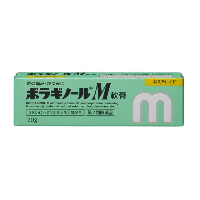 【注意！】こちらの商品は医薬品です。以下の文章を良く読み、設問に必ずお答え下さい。※医薬品は使用上の注意をよく読み用法・用量を守って正しくお使い下さい。■商品説明（製品の特徴） 1．4種の成分がはたらいて、痔による痛み・かゆみにすぐれた効果を発揮します。●リドカインが痛み、かゆみをしずめます。グリチルレチン酸が炎症をやわらげ、痔の症状の緩和をたすけます。●アラントインが傷の治りをたすけ組織を修復するとともに、ビタミンE酢酸エステルが血液循環を改善し、痔の症状の緩和をたすけます。2．使いやすさを考え、なめらかですべりのよい油脂性基剤を使用しています。●刺激が少なく、油脂性基剤が傷ついた患部を保護します。●白色〜わずかに黄みをおびた白色の軟膏です。■使用上の注意 ■■してはいけないこと■■（守らないと現在の症状が悪化したり、副作用が起こりやすくなる）1．次の人は使用しないこと本剤または本剤の成分によりアレルギー症状を起こしたことがある人。2．長期連用しないこと■■相談すること■■1．次の人は使用前に医師、薬剤師または登録販売者に相談すること（1）医師の治療を受けている人。（2）妊婦または妊娠していると思われる人。（3）高齢者。（4）薬などによりアレルギー症状を起こしたことがある人。（5）むくみのある人。（6）腎臓病、高血圧、心臓病の診断を受けた人。2．使用後、次の症状があらわれた場合は副作用の可能性があるので、直ちに使用を中止し、この文書を持って医師、薬剤師または登録販売者に相談すること関係部位：症状　皮膚：発疹・発赤、かゆみ、はれ　　その他：刺激感まれに下記の重篤な症状が起こることがある。その場合は直ちに医師の診療を受けること。　症状の名称：ショック（アナフィラキシー）　症状：使用後すぐに、皮膚のかゆみ、じんましん、声のかすれ、くしゃみ、のどのかゆみ、息苦しさ、動悸、意識の混濁等があらわれる。　症状の名称：偽アルドステロン症、ミオパチー　症状：手足のだるさ、しびれ、つっぱり感やこわばりに加えて、脱力感、筋肉痛があらわれ、徐々に強くなる。3．10日間位使用しても症状がよくならない場合は使用を中止し、この文書を持って医師、薬剤師または登録販売者に相談すること■効能・効果 いぼ痔・きれ痔（さけ痔）の痛み・かゆみの緩和■用法・用量 次の量を患部に直接塗布するか、またはガーゼなどにのばして患部に貼付すること。年齢：成人（15歳以上）1回量：適量1日使用回数：1〜3回■成分・分量 1g中成分：リドカイン含量：30mg成分：グリチルレチン酸含量：15mg成分：アラントイン含量：10mg成分：ビタミンE酢酸エステル（トコフェロール酢酸エステル）含量：25mg■添加物 白色ワセリン、中鎖脂肪酸トリグリセリド、モノステアリン酸グリセリン■保管及び取扱上の注意 ※こちらの商品は、使用期限が【8ヶ月】以上ある商品を販売させていただいております※（1）直射日光の当たらない涼しい所に密栓して保管すること。（2）小児の手の届かない所に保管すること。（3）他の容器に入れ替えないこと（誤用の原因になったり品質が変わる）。（4）使用期限を過ぎた製品は使用しないこと。（5）本剤は油脂性の軟膏であるため、衣類などに付着すると取れにくくなることがあるので注意すること。（6）チューブを繰り返し折り曲げないこと（破れの原因となる）。■問合せ先 天藤製薬株式会社0120−932−904■製造販売会社（メーカー） 天藤製薬株式会社■剤形 軟膏■リスク区分（商品区分） 第2類医薬品■広告文責 株式会社サンドラッグ電話番号:0120‐009‐368■JANコード 4987978101082■ブランド ボラギノール※パッケージ・デザイン等は、予告なしに変更される場合がありますので、予めご了承ください。※お届け地域によっては、表記されている日数よりもお届けにお時間を頂く場合がございます。【注意事項】・朝排便後、夜入浴した後就寝前を目安にご使用下さい。・症状が出ている時は特に、お酒、香辛料、タバコを控えましょう。・冷えに注意するなど、血行不良に気をつけましょう。入浴は患部の血行を改善するので湯船につかるようにしましょう。・10日位使用しても症状が良くならない場合や、お使いになって何か気になる症状が出た場合は、使用を中止し、医師・薬剤師・登録販売者にご相談下さい。・使用前に、よく添付文書をお読みになってからご使用下さい。その際、ご不明な点がございましたら、薬剤師・登録販売者にご相談下さい。