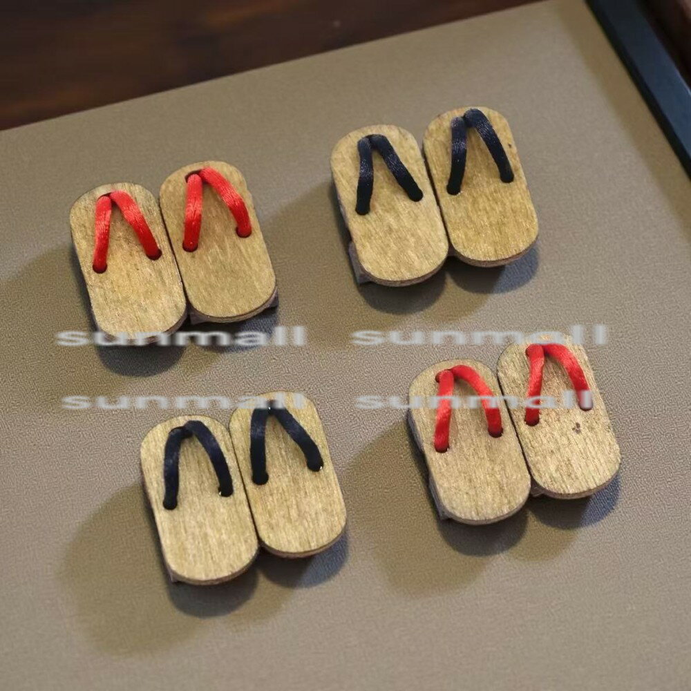 90000590【1セット（2足）販売】【2色を選べる】ミニチュア木製サンダル（レッド・ブラック）ドール用靴 和風インテリア 撮影小物 手作り風 ジオラマ ミニ下駄 かわいい 卓上 飾り