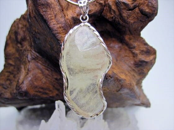 【ペンダントトップ 】リビアングラス8g【一点物】【鑑定済み】