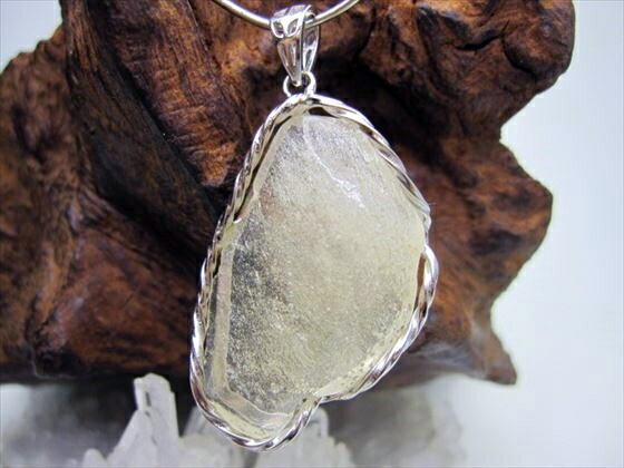 【ペンダントトップ 】リビアングラス8g【一点物】【鑑定済み】