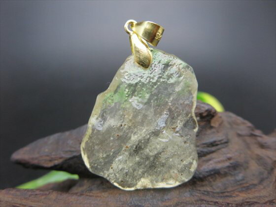 【ペンダントトップ 】リビアングラス4.8g【一点物】【鑑別済み】