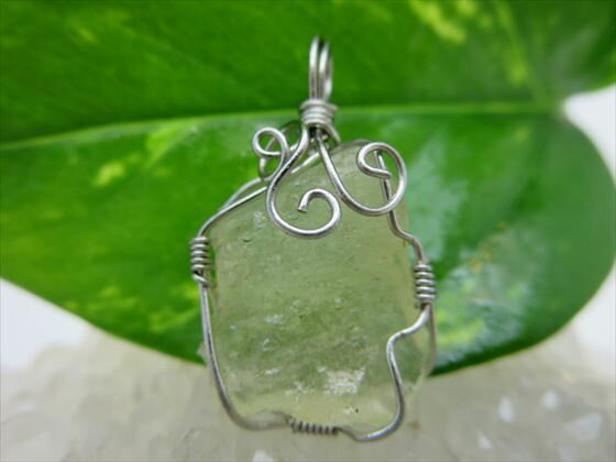 【ペンダントトップ 】リビアングラス4g【一点物】【鑑別済み】