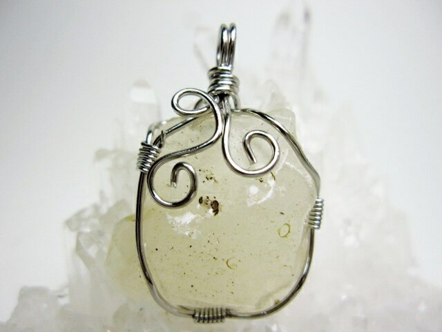 【ペンダントトップ 】リビアングラス4g【一点物】【鑑定済み】