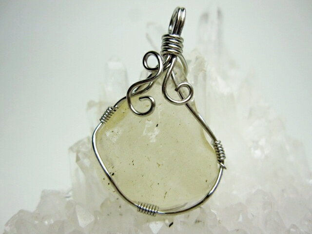 【ペンダントトップ 】リビアングラス4g【一点物】【鑑定済み】