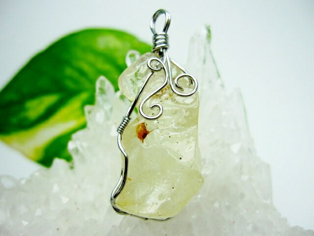 【ペンダントトップ 】リビアングラス7g【一点物】【鑑定済み】