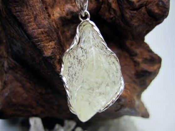 【ペンダントトップ 】リビアングラス7g【一点物】【鑑定済み】