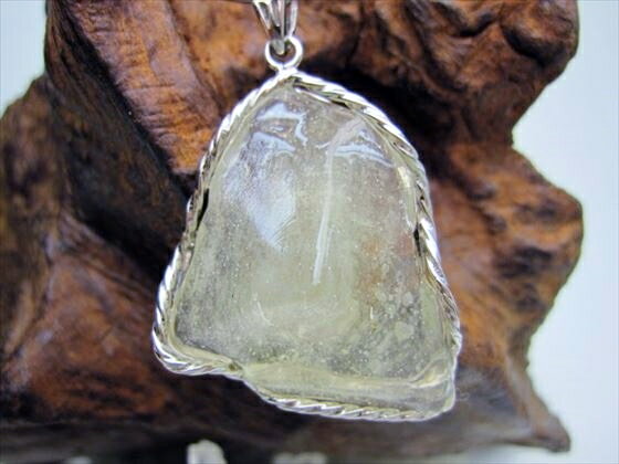 【ペンダントトップ 】リビアングラス8g【一点物】【鑑定済み】