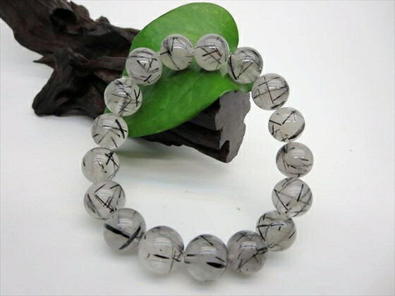 【ブレスレット】 ブラックルチルクォーツ ☆商品情報☆ 石サイズ：Φ12〜13mm 粒数：17粒 重さ：約45g 手首周り：約17cm 原産地：ブラジル ※こちらは一点物ですので画像の商品のお届けとなります。 ※照明等の関係で実際の色と多少イメージが異なる場合がありますのでご了承ください。【こんな時におすすめです】 ・金運上昇 ・目標達成 ・危険を察知する ・活力を高める ・強い信念を持つ ＜浄化方法＞ 水晶クラスター、お香、日光浴、月光浴、流水 ■こんな物を探している方にもご利用頂いております■ おしゃれで、かわいい ファッション アクセサリー（手作り ブレスレット[数珠・腕輪]｜ペンダント｜ネックレス｜ペンダントトップ ペンダントヘッド｜ストラップ｜原石 鉱石 磨き原石｜リング｜指輪｜ルース｜タンブル｜置物｜粒｜石｜ビーズ｜デザイン ジュエリー｜天珠） ギフト・プレゼントにも おすすめのレディース(女性・女の子)、メンズ(男性・男の子) 可愛い 高級 厄年 厄除け 大きいサイズ アイテム多数、新作 New ポッキリ などなど。 激安/格安/限定 特価/安い/在庫処分/レア物/アウトレット/訳ありなど、通販価格で販売。送料無料 ネコポス レギュラー、シルバー、ゴールド、ダイヤモンド、プラチナ会員様それぞれに満足の高品質アイテムあります。 ★記念日のプレゼント、贈り物に★ 誕生日 結婚記念日 出産 正月 ニューイヤー 成人の日 春節(旧正月) 夫婦の日 バレンタインデー 雛祭り（桃の節句） ホワイトデー 卒業式 新入学 入学式 新学期 進学 新社会人 よい夫婦の日 端午の節句 母の日 父の日 恋人の日 七夕 ハロウィン 敬老の日 クリスマス 水晶婚式 お中元 お歳暮 ★長寿のお祝い★ 61歳 還暦（かんれき）、華甲（かこう） 70歳 古希（こき） 77歳 喜寿（きじゅ） 80歳 傘寿（さんじゅ） 88歳 米寿（べいじゅ） 90歳 卒寿（そつじゅ） 99歳 白寿（はくじゅ） 100歳 百寿（ひゃくじゅ・ももじゅ）、紀寿（きじゅ） 天然石のお店 sun flower [サンフラワー]