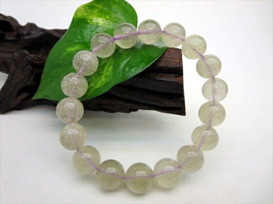 【ブレスレット】 パープルリビアングラス ☆商品情報☆ 石サイズ：Φ11±0.2mm 粒数：18粒 重さ：約29g 手首周り：約16.5cm 原産地：エジプト ※鑑定済み商品ですが、鑑別書は付きません。 ※石の材質上、形状やサイズのばらつき、表面や穴周りに小キズや凹み等があります。 ※照明等の関係で実際の色と多少イメージの異なる場合もございます。予めご了承ください。 ※こちらは一点物ですので、画像の商品のお届けとなります。やや灰紫色の稀少な発色をしています。 現段階では発色の起因は不明です。 【こんなときにオススメです】 ・強力なヒーリングストーン ・自己成長 ・インスピレーションを高める ・霊的防御 ・幸運を呼ぶお守り ＜浄化方法＞ 水晶クラスター、お香、日光浴、月光浴、流水 ■こんな物を探している方にもご利用頂いております■ おしゃれで、かわいい ファッション アクセサリー（手作り ブレスレット[数珠・腕輪]｜ペンダント｜ネックレス｜ペンダントトップ ペンダントヘッド｜ストラップ｜原石 鉱石 磨き原石｜リング｜指輪｜ルース｜タンブル｜置物｜粒｜石｜ビーズ｜デザイン ジュエリー｜天珠） ギフト・プレゼントにも おすすめのレディース(女性・女の子)、メンズ(男性・男の子) 可愛い 高級 厄年 厄除け 大きいサイズ アイテム多数、新作 New ポッキリ などなど。 激安/格安/限定 特価/安い/在庫処分/レア物/アウトレット/訳ありなど、通販価格で販売。送料無料 ネコポス レギュラー、シルバー、ゴールド、ダイヤモンド、プラチナ会員様それぞれに満足の高品質アイテムあります。 ★記念日のプレゼント、贈り物に★ 誕生日 結婚記念日 出産 正月 ニューイヤー 成人の日 春節(旧正月) 夫婦の日 バレンタインデー 雛祭り（桃の節句） ホワイトデー 卒業式 新入学 入学式 新学期 進学 新社会人 よい夫婦の日 端午の節句 母の日 父の日 恋人の日 七夕 ハロウィン 敬老の日 クリスマス 水晶婚式 お中元 お歳暮 ★長寿のお祝い★ 61歳 還暦（かんれき）、華甲（かこう） 70歳 古希（こき） 77歳 喜寿（きじゅ） 80歳 傘寿（さんじゅ） 88歳 米寿（べいじゅ） 90歳 卒寿（そつじゅ） 99歳 白寿（はくじゅ） 100歳 百寿（ひゃくじゅ・ももじゅ）、紀寿（きじゅ） 天然石のお店 sun flower [サンフラワー]