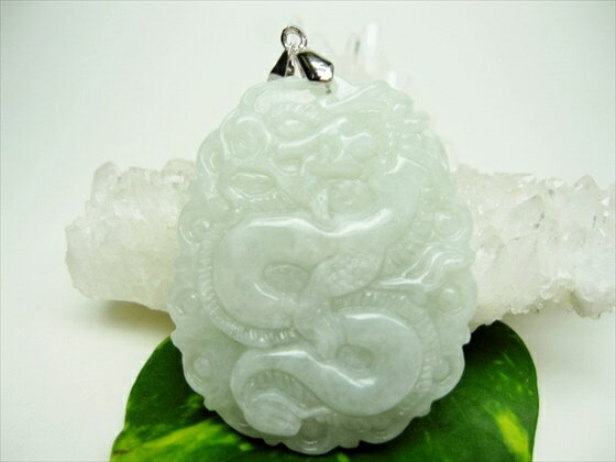 【ペンダントトップ 龍神】翡翠(ジェダイト)22-30g【鑑別書付き】