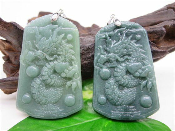 【ペンダントトップ:龍神:龍行天下】グアテマラ産翡翠(ジェダイト)約52×33×4.5mm