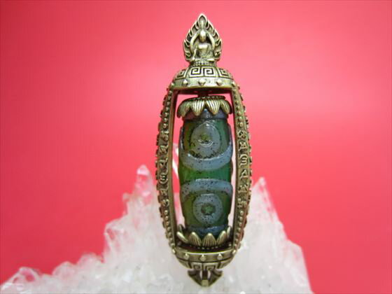 【チベット製品:ペンダントトップ】三眼天珠観音様・六字真言・金剛杵55×20mm【一点物】