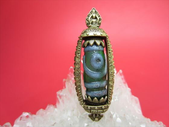 【チベット製品:ペンダントトップ】二眼天珠観音様・六字真言・金剛杵55×20mm【一点物】