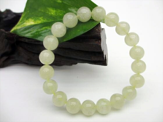 【ブレスレット】 リビアングラス ☆商品情報☆ 石サイズ：Φ10±0.2mm 粒数：20粒 重さ：約23g 手首周り：約17.5cm 原産地：エジプト ※鑑定済み商品ですが、鑑別書は付きません。 ※石の材質上、形状やサイズのばらつき、表面や穴周りに小キズや凹み等があります。 ※照明等の関係で実際の色と多少イメージの異なる場合もございます。予めご了承ください。 ※こちらは一点物ですので、画像の商品のお届けとなります。【こんなときにオススメです】 ・強力なヒーリングストーン ・自己成長 ・インスピレーションを高める ・霊的防御 ・幸運を呼ぶお守り ＜浄化方法＞ 水晶クラスター、お香、日光浴、月光浴、流水 ■こんな物を探している方にもご利用頂いております■ おしゃれで、かわいい ファッション アクセサリー（手作り ブレスレット[数珠・腕輪]｜ペンダント｜ネックレス｜ペンダントトップ ペンダントヘッド｜ストラップ｜原石 鉱石 磨き原石｜リング｜指輪｜ルース｜タンブル｜置物｜粒｜石｜ビーズ｜デザイン ジュエリー｜天珠） ギフト・プレゼントにも おすすめのレディース(女性・女の子)、メンズ(男性・男の子) 可愛い 高級 厄年 厄除け 大きいサイズ アイテム多数、新作 New ポッキリ などなど。 激安/格安/限定 特価/安い/在庫処分/レア物/アウトレット/訳ありなど、通販価格で販売。送料無料 ネコポス レギュラー、シルバー、ゴールド、ダイヤモンド、プラチナ会員様それぞれに満足の高品質アイテムあります。 ★記念日のプレゼント、贈り物に★ 誕生日 結婚記念日 出産 正月 ニューイヤー 成人の日 春節(旧正月) 夫婦の日 バレンタインデー 雛祭り（桃の節句） ホワイトデー 卒業式 新入学 入学式 新学期 進学 新社会人 よい夫婦の日 端午の節句 母の日 父の日 恋人の日 七夕 ハロウィン 敬老の日 クリスマス 水晶婚式 お中元 お歳暮 ★長寿のお祝い★ 61歳 還暦（かんれき）、華甲（かこう） 70歳 古希（こき） 77歳 喜寿（きじゅ） 80歳 傘寿（さんじゅ） 88歳 米寿（べいじゅ） 90歳 卒寿（そつじゅ） 99歳 白寿（はくじゅ） 100歳 百寿（ひゃくじゅ・ももじゅ）、紀寿（きじゅ） 天然石のお店 sun flower [サンフラワー]