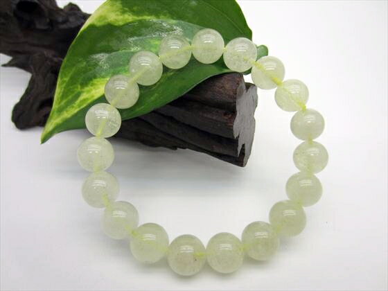 【ブレスレット】 リビアングラス ☆商品情報☆ 石サイズ：Φ10.8±0.2mm 粒数：19粒 重さ：約27g 手首周り：約17cm 原産地：エジプト ※鑑定済み商品ですが、鑑別書は付きません。 ※石の材質上、形状やサイズのばらつき、表面や穴周りに小キズや凹み等があります。 ※照明等の関係で実際の色と多少イメージの異なる場合もございます。予めご了承ください。 ※こちらは一点物ですので、画像の商品のお届けとなります。【こんなときにオススメです】 ・強力なヒーリングストーン ・自己成長 ・インスピレーションを高める ・霊的防御 ・幸運を呼ぶお守り ＜浄化方法＞ 水晶クラスター、お香、日光浴、月光浴、流水 ■こんな物を探している方にもご利用頂いております■ おしゃれで、かわいい ファッション アクセサリー（手作り ブレスレット[数珠・腕輪]｜ペンダント｜ネックレス｜ペンダントトップ ペンダントヘッド｜ストラップ｜原石 鉱石 磨き原石｜リング｜指輪｜ルース｜タンブル｜置物｜粒｜石｜ビーズ｜デザイン ジュエリー｜天珠） ギフト・プレゼントにも おすすめのレディース(女性・女の子)、メンズ(男性・男の子) 可愛い 高級 厄年 厄除け 大きいサイズ アイテム多数、新作 New ポッキリ などなど。 激安/格安/限定 特価/安い/在庫処分/レア物/アウトレット/訳ありなど、通販価格で販売。送料無料 ネコポス レギュラー、シルバー、ゴールド、ダイヤモンド、プラチナ会員様それぞれに満足の高品質アイテムあります。 ★記念日のプレゼント、贈り物に★ 誕生日 結婚記念日 出産 正月 ニューイヤー 成人の日 春節(旧正月) 夫婦の日 バレンタインデー 雛祭り（桃の節句） ホワイトデー 卒業式 新入学 入学式 新学期 進学 新社会人 よい夫婦の日 端午の節句 母の日 父の日 恋人の日 七夕 ハロウィン 敬老の日 クリスマス 水晶婚式 お中元 お歳暮 ★長寿のお祝い★ 61歳 還暦（かんれき）、華甲（かこう） 70歳 古希（こき） 77歳 喜寿（きじゅ） 80歳 傘寿（さんじゅ） 88歳 米寿（べいじゅ） 90歳 卒寿（そつじゅ） 99歳 白寿（はくじゅ） 100歳 百寿（ひゃくじゅ・ももじゅ）、紀寿（きじゅ） 天然石のお店 sun flower [サンフラワー]