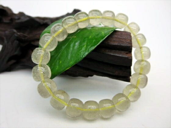【ブレスレット】 リビアングラス ☆商品情報☆ 長さ：8.6±0.2mm 直径：Φ10±0.2mm 粒数：21粒 重さ：約27g 手首周り：約16cm 原産地：エジプト ※鑑定済み商品ですが、鑑別書は付きません。 ※こちらは一点物ですので、画像の商品のお届けとなります。 ※照明等の関係で実際の色と多少イメージが異なる場合がありますのでご了承ください。【こんなときにオススメです】 ・強力なヒーリングストーン ・自己成長 ・インスピレーションを高める ・霊的防御 ・幸運を呼ぶお守り ＜浄化方法＞ 水晶クラスター、お香、日光浴、月光浴、流水 ■こんな物を探している方にもご利用頂いております■ おしゃれで、かわいい ファッション アクセサリー（手作り ブレスレット[数珠・腕輪]｜ペンダント｜ネックレス｜ペンダントトップ ペンダントヘッド｜ストラップ｜原石 鉱石 磨き原石｜リング｜指輪｜ルース｜タンブル｜置物｜粒｜石｜ビーズ｜デザイン ジュエリー｜天珠） ギフト・プレゼントにも おすすめのレディース(女性・女の子)、メンズ(男性・男の子) 可愛い 高級 厄年 厄除け 大きいサイズ アイテム多数、新作 New ポッキリ などなど。 激安/格安/限定 特価/安い/在庫処分/レア物/アウトレット/訳ありなど、通販価格で販売。送料無料 ネコポス レギュラー、シルバー、ゴールド、ダイヤモンド、プラチナ会員様それぞれに満足の高品質アイテムあります。 ★記念日のプレゼント、贈り物に★ 誕生日 結婚記念日 出産 正月 ニューイヤー 成人の日 春節(旧正月) 夫婦の日 バレンタインデー 雛祭り（桃の節句） ホワイトデー 卒業式 新入学 入学式 新学期 進学 新社会人 よい夫婦の日 端午の節句 母の日 父の日 恋人の日 七夕 ハロウィン 敬老の日 クリスマス 水晶婚式 お中元 お歳暮 ★長寿のお祝い★ 61歳 還暦（かんれき）、華甲（かこう） 70歳 古希（こき） 77歳 喜寿（きじゅ） 80歳 傘寿（さんじゅ） 88歳 米寿（べいじゅ） 90歳 卒寿（そつじゅ） 99歳 白寿（はくじゅ） 100歳 百寿（ひゃくじゅ・ももじゅ）、紀寿（きじゅ） 天然石のお店 sun flower [サンフラワー]