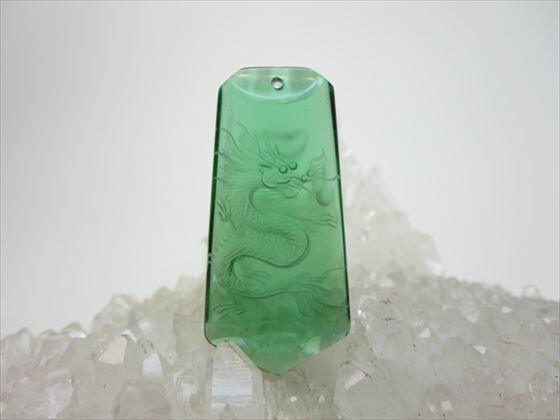 【ペンダントトップ】クリスタルガラス手彫り龍39×18×7mm【グリーン】