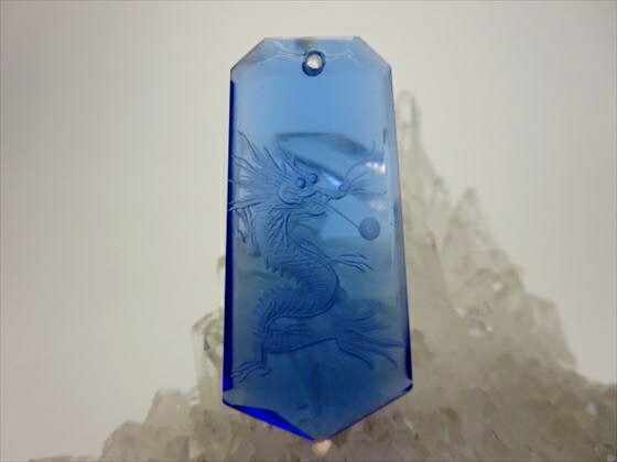 【ペンダントトップ】クリスタルガラス手彫り龍38×18×7mm【ブルー】
