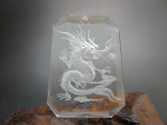 【ペンダントトップ】クリスタルガラス手彫り龍30×24×7mm【クリア】