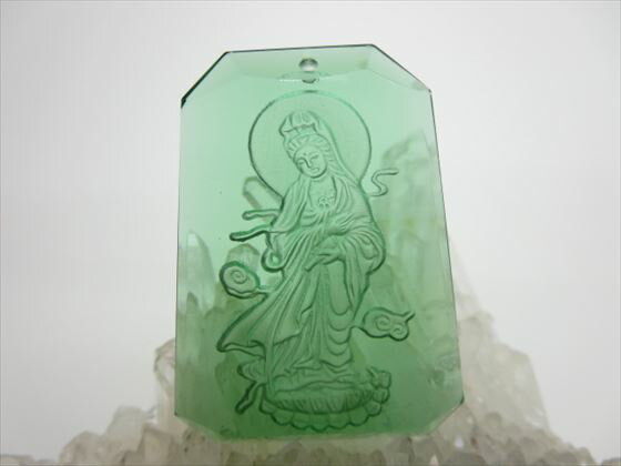 【ペンダントトップ】クリスタルガラス手彫り観音様40×30×7mm【グリーン】
