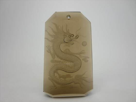 【ペンダントトップ】クリスタルガラス手彫り龍51×31×7mm【ブラウン】