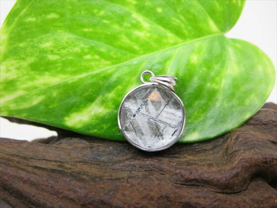 【ペンダントトップ】ギベオン(鉄隕石)品質AAA2.8g約13.4×6mm六芒星【鑑別済み】