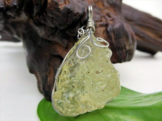 【ペンダントトップ 】リビアングラス10g【一点物】【鑑別済み】