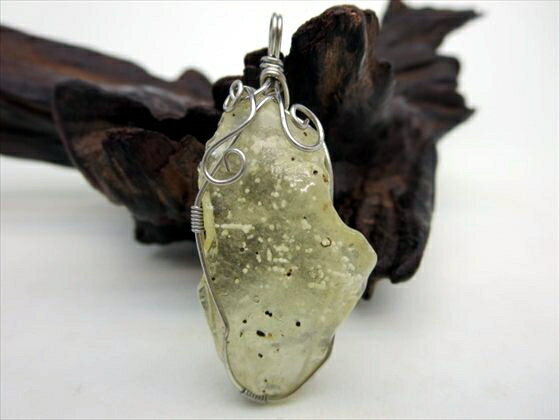 【ペンダントトップ 】リビアングラス8g【一点物】【鑑別済み】