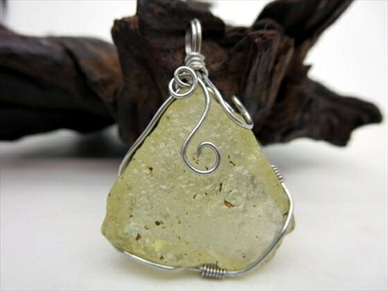 【ペンダントトップ 】リビアングラス8g【一点物】【鑑別済み】