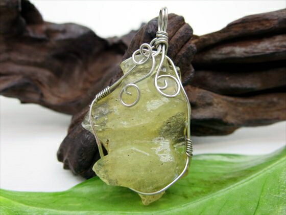 【ペンダントトップ 】リビアングラス8g【一点物】【鑑別済み】