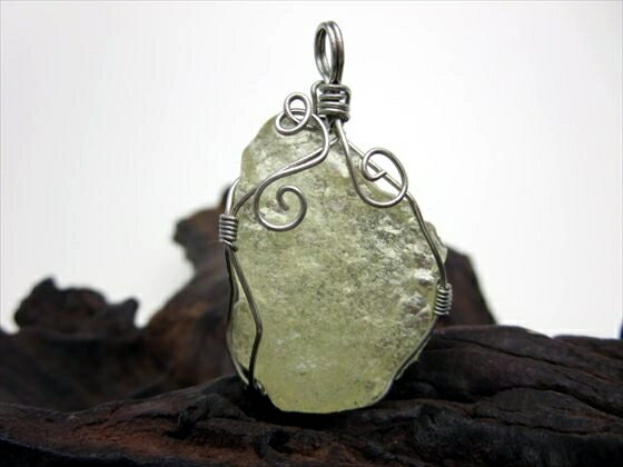 【ペンダントトップ 】リビアングラス7g【一点物】【鑑別済み】